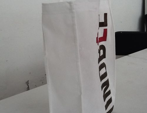 Bolsa Blanca con fuelle tamaño 40cm alto x 30 cm ancho fuelle de 10 cm impreso a 2 tintas Vinoble Puebla